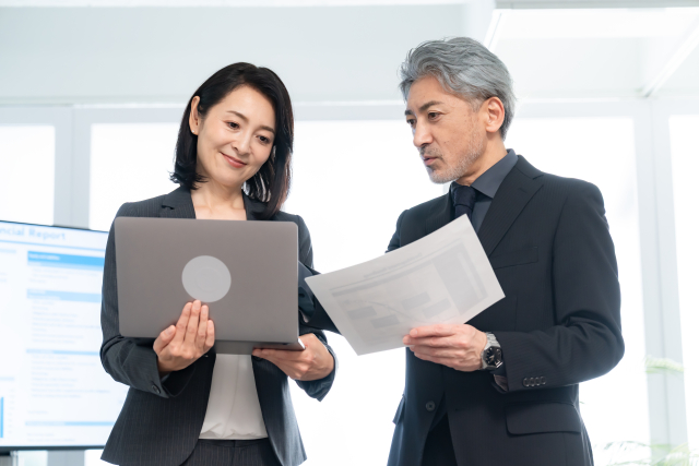 資金繰り表で入出金のタイミングを俯瞰し管理する様子