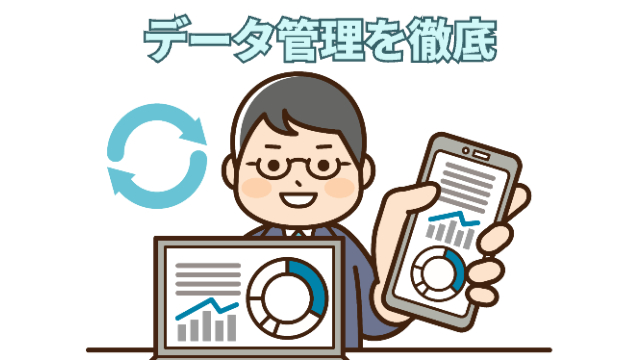 おじさんがパソコンとスマートフォンでデータを移行して管理している様子（イラスト）「データ管理を徹底」