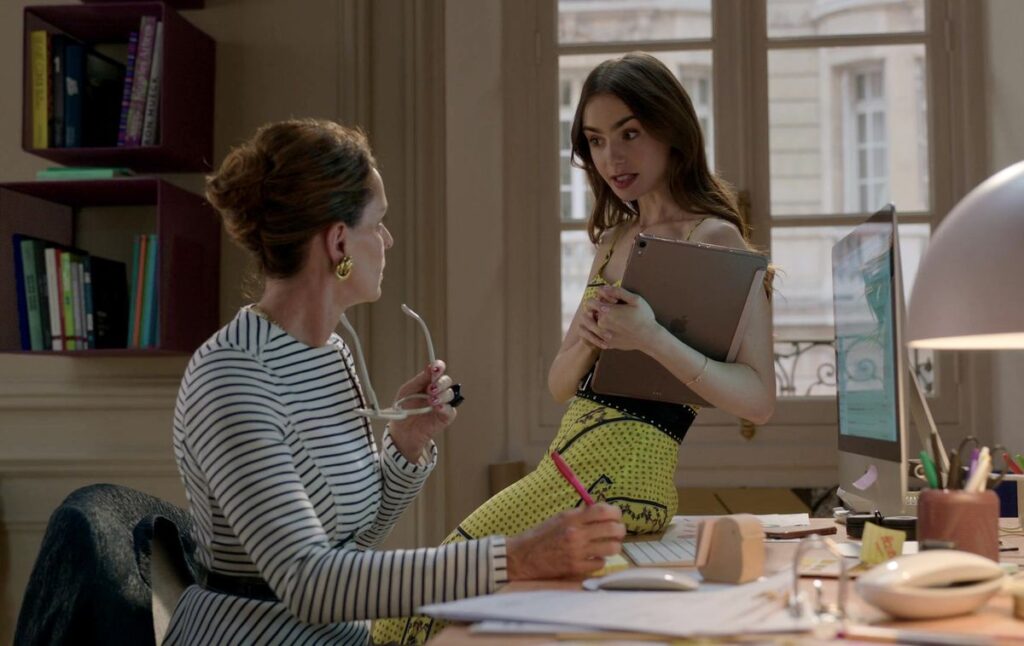 エミリーがフランス語しか話せない上司に一生懸命話しかけに行くシーン