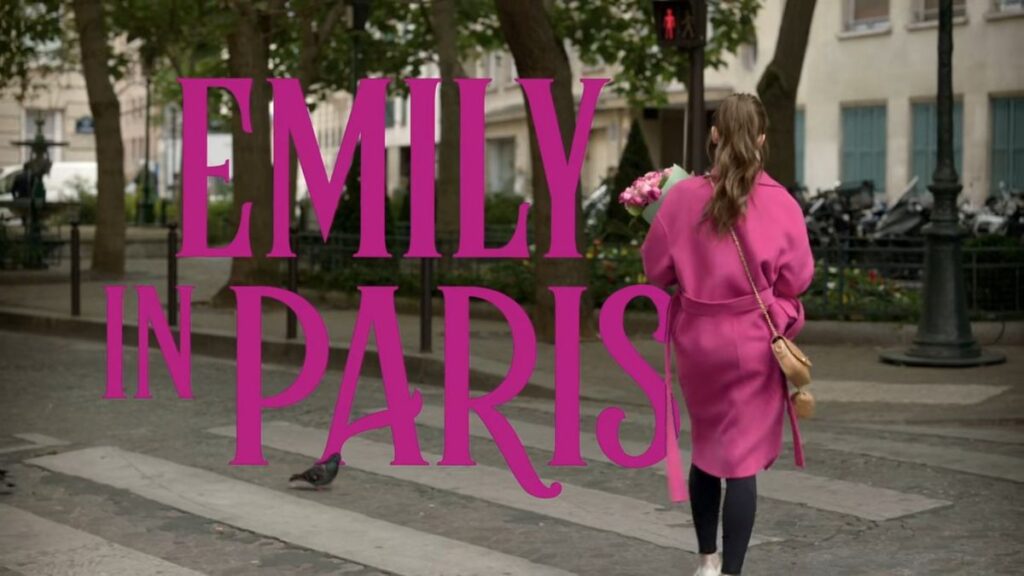 エミリー、パリへ行くのワンシーン。エミリーがピンクのコートを着ている「EMILY IN PARIS」