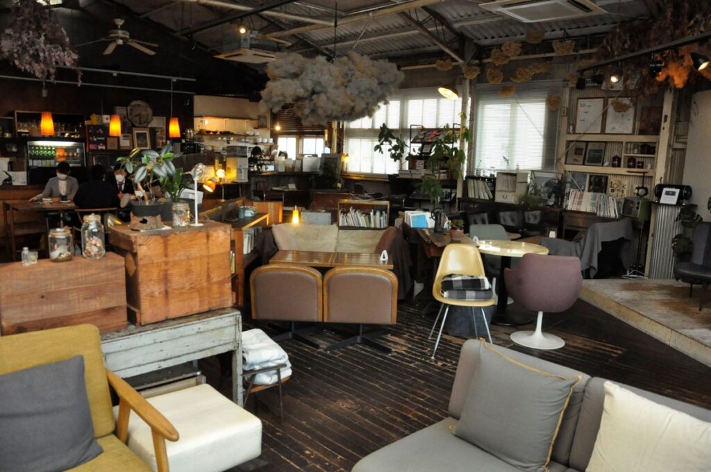 香川県高松にあるumieというカフェの店内の写真