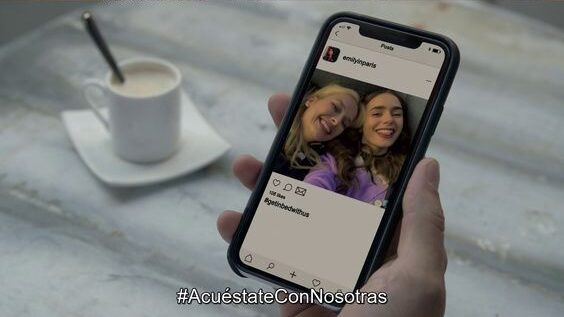 エミリー、パリへ行くのワンシーン。インスタの投稿画面