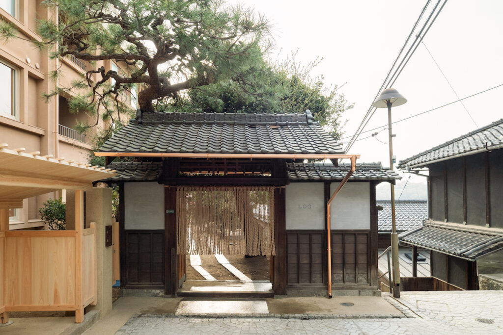 広島県尾道にあるカフェ「LOG」の外観