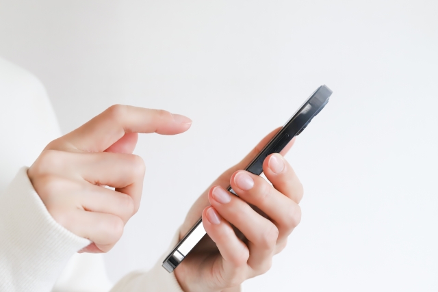 申し込みをスマホで行なっている様子