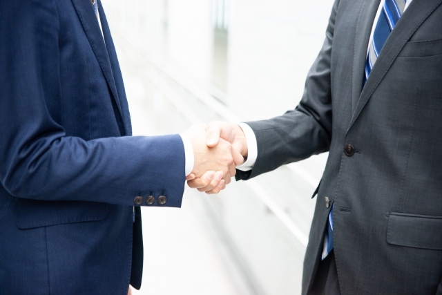 握手している様子